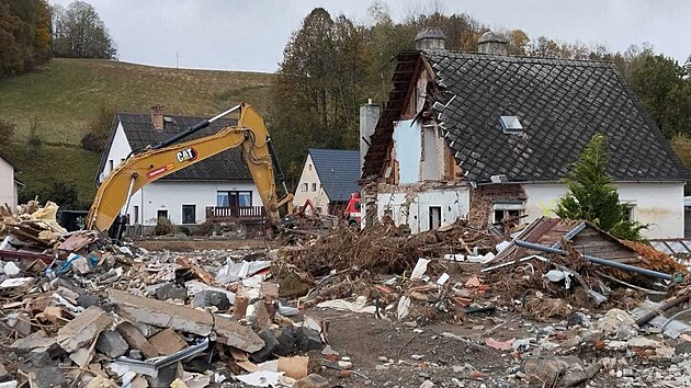 Slavomr Vincour piel kvli zijov povodni o dm  v umpersk ulici v Jesenku, kde bydlel sm. Statik rozhodl o jeho demolici. (11. jna 2024)