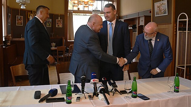 P��t� �ty�i roky spolu povedou Olomouck� kraj ANO a koalice SPD, Trikolora, PRO a Svobodn�. V Prost�jov� to stvrdili podpisem koali�n� smlouvy budouc� hejtman Ladislav Okle�t�k a m�stop�edseda SPD Radim Fiala.