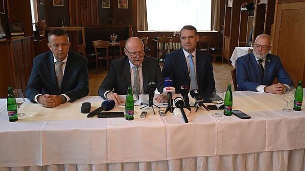 P��t� �ty�i roky spolu povedou Olomouck� kraj ANO a koalice SPD, Trikolora, PRO a Svobodn�. V Prost�jov� to stvrdili podpisem koali�n� smlouvy budouc� hejtman Ladislav Okle�t�k a m�stop�edseda SPD Radim Fiala.