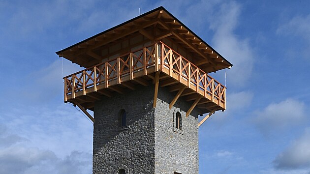 Nov� rozhledna na kopci Tu��n na P�erovsku byla navr�en� ve spolupr�ci s archeology a m� podobu ��msk� v�e. Stoj� v nadmo�sk� v��ce kolem 300 metr�. T�leso rozhledny je z lomov�ho kamene ze Bzov�, vyhl�dka ve v��ce 11 metr� je z mod��nov�ho d�eva. Okol� bude m�t dla�bu z m�stn�ho kamene, tu��nsk�ho travertinu. Kolaudaci pl�nuj� na 24. ��jna. 