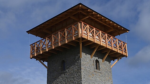 Nov� rozhledna na kopci Tu��n na P�erovsku byla navr�en� ve spolupr�ci s archeology a m� podobu ��msk� v�e. Stoj� v nadmo�sk� v��ce kolem 300 metr�. T�leso rozhledny je z lomov�ho kamene ze Bzov�, vyhl�dka ve v��ce 11 metr� je z mod��nov�ho d�eva. Okol� bude m�t dla�bu z m�stn�ho kamene, tu��nsk�ho travertinu. Kolaudaci pl�nuj� na 24. ��jna. 