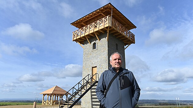 Nov� rozhledna na kopci Tu��n na P�erovsku byla navr�en� ve spolupr�ci s archeology a m� podobu ��msk� v�e. Stoj� v nadmo�sk� v��ce kolem 300 metr�. T�leso rozhledny je z lomov�ho kamene ze Bzov�, vyhl�dka ve v��ce 11 metr� je z mod��nov�ho d�eva. Okol� bude m�t dla�bu z m�stn�ho kamene, tu��nsk�ho travertinu. Kolaudaci pl�nuj� na 24. ��jna. Na sn�mku starosta obce Ji�� �ezn��ek.