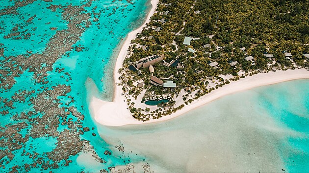 Zat�mco zde Marlon Brando provozoval v�ehov�udy n�kolik domk� s do�kovou st�echou, jeho d�dicov� ve spolupr�ci s hotelovou spole�nost� v�e p�ebudovali.