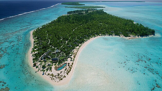 Cel� atol (v�etn� laguny) zab�r� plochu zhruba 60 km² a skl�d� se z 12 ostr�vk�.