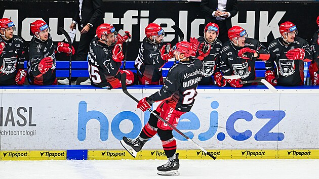 Connor Bunnaman z Hradce Kr�lov� slav� se spoluhr��i trefu proti Spart�.