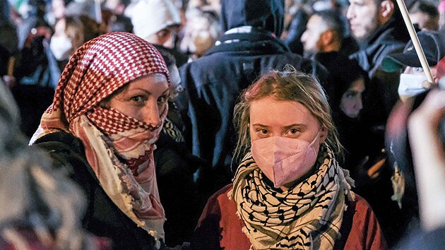 V den v�ro�� �toku Ham�su na Izrael se v Berl�n� se�lo mnoho lid�, aby pod heslem �Sl�va odporu� demonstrovali za lidi v Gaze a Libanonu. (7. ��jna 2024)