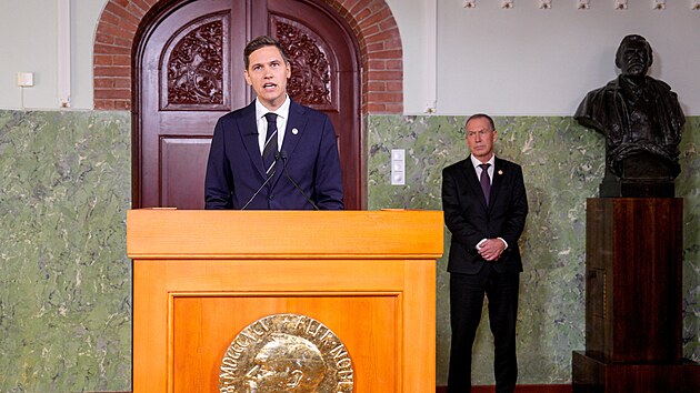 ��f norsk�ho Nobelova v�boru Joergen Watne Frydnes vyhla�uje v Oslu Nobelovu cenu m�ru za rok 2024 pro japonskou organizaci Nihon Hidankj�. (11. ��jna 2024)