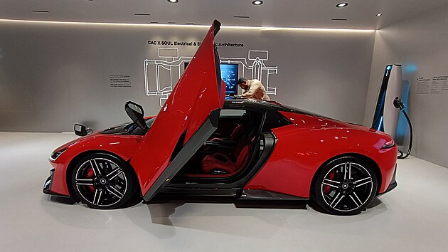 ��nsk� automobilky na autosalonu v Pa��i 2024