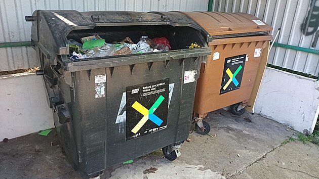 Na sdliti Kamenn Vrch v steck tvrti Stekov nali v kontejneru novorozence. Miminko se mlo nachzet v tto popelnici. (13. jna 2024)