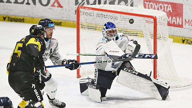 Vtkovick brank Luk Pak se sna zashnout ped Davidem Kaem z...