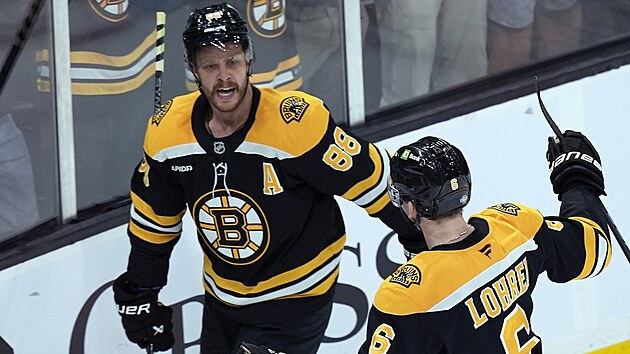 Bostonský útočník David Pastrňák slaví svůj vítězný gól.