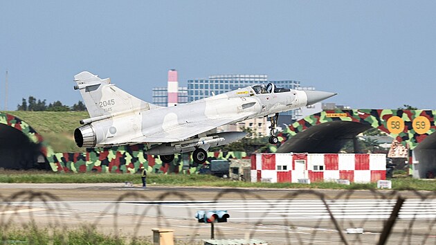 ��na zah�jila dal�� vojensk� cvi�en� v okol� Tchaj-wanu a ozna�ila je za varov�n� p�ed �separatistick�mi �iny� tohoto ostrova. (14. ��jna 2024)