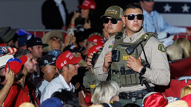 Policie v ned�li na kontroln�m stanovi�ti p�ed volebn�m m�tinkem americk�ho exprezidenta Donalda Trumpa v Kalifornii zadr�ela mu�e s brokovnic�, nabitou pistol� a munic�. (13. ��jna 2024)