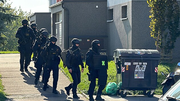 Pra��t� policist� v Horn�ch Po�ernic�ch prov��ovali ozn�men�, podle kter�ho m�lo doj�t fyzick�mu napaden� mezi dv�ma mu�i. (17. ��jna 2024)