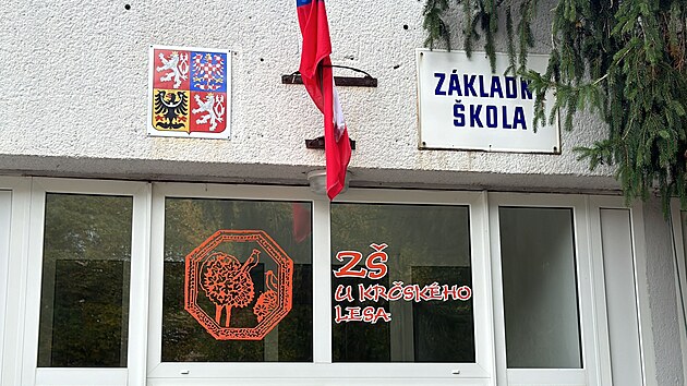 Na prask zkladn kole dolo k incidentu mezi dvma ky. Jeden z nich byl nsledn odvezen se zrannm do nemocnice. (17. jna 2024)