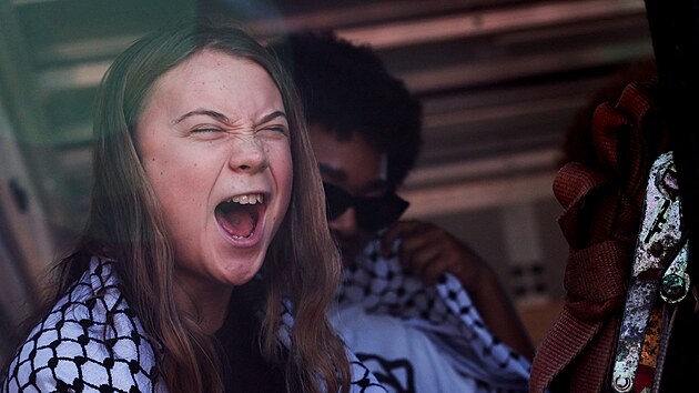 Tis�covka demonstrant� se v Mil�n� ��astnila pochodu na podporu Palestiny a boje proti zm�n�m klimatu. V �ele pr�vodu st�la aktivistka Greta Thunbergov�. (11. ��jna 2024)