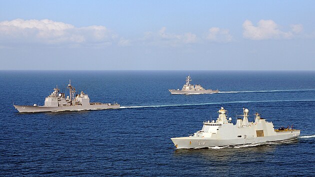 Fregata KMS Absalon, k�i�n�k USS Vella Gulf a torp�doborec USS Mahan