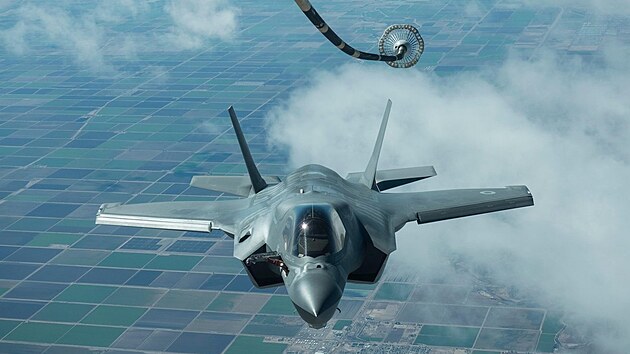 F-35B Lightning II p�i n�cviku leteck�ho tankov�n�.