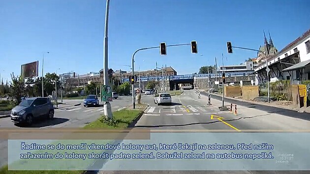 M�sto zelen� �erven� na semaforu. �idi� ukazuje chyby v preferenci MHD