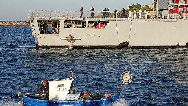 Do Alb�nie p�iplula italsk� vojensk� lo� Libra s prvn� skupinou migrant�, kte�� budou um�st�ni v uprchlick�ch za��zen�ch, je� v t�to balk�nsk� zemi nechala z��dit It�lie. (16. ��jna 2024)