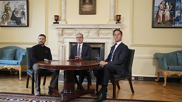 Ukrajinsk� prezident Volodymyr Zelenskyj se setkal s britsk�m premi�rem Keirem Starmerem a nov�m gener�ln�m tajemn�kem NATO Markem Ruttem. (10. ��jna 2024)