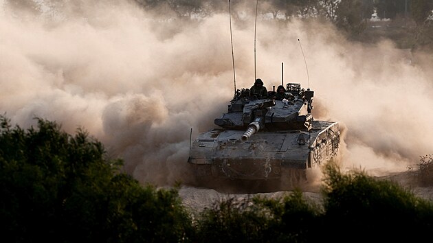 Izraelsk tank u hranice Izraele s palestinskm Psmem Gazy (15. jna 2024)