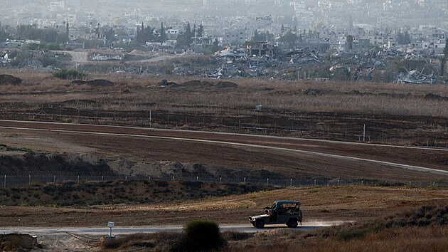 Izraelsk vojensk vozidlo u hranice Izraele s palestinskm Psmem Gazy (15. jna 2024)