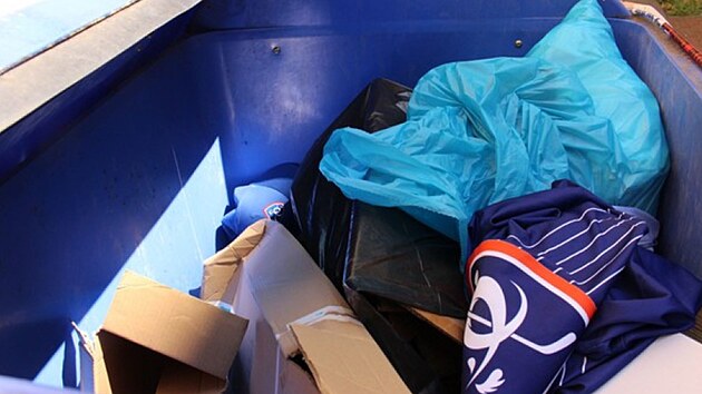 Policist� ve spolupr�ci s technick�mi slu�bami na�li v popelnici francouzsk� hokejov� dres a k�iltovku lupi��, kte�� p�epadli sm�n�rnu. (17. ��jna 2024)