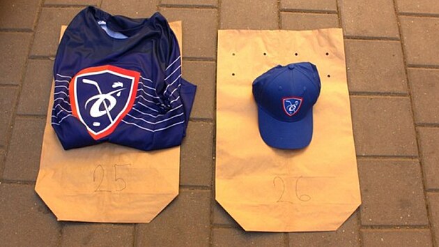 Policist� ve spolupr�ci s technick�mi slu�bami na�li v popelnici francouzsk� hokejov� dres a k�iltovku lupi��, kte�� p�epadli sm�n�rnu. (17. ��jna 2024)