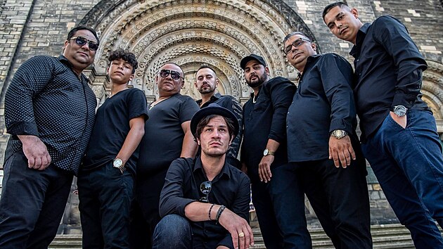 Zpvk, herec, texta a skladatel David Kraus s kapelou Gipsy brothers