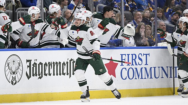 �to�n�k Minnesoty Jakub Lauko slav� se spoluhr��i sv�j g�l proti St. Louis.