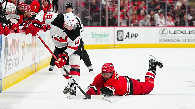 Obr�nce Caroliny Shayne Gostisbehere se sna�� zastavit Ond�eje Pal�ta (v b�l�m) z New Jersey.