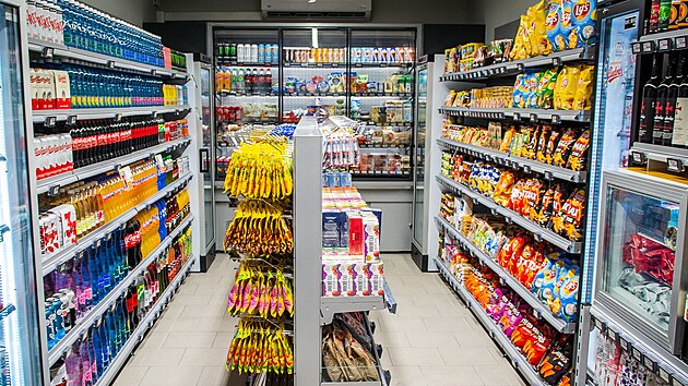 Nov� prodejna na 25 metrech �tvere�n�ch nab�z� celkem 580 polo�ek, v sou�tu 9 500 kus� zbo��.