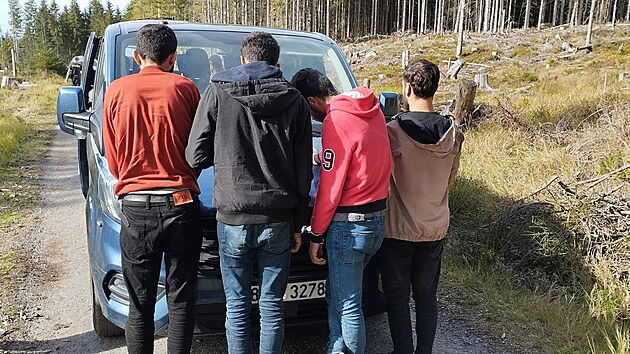 Policist na mst zadreli ti syrsk uprchlky a pkistnskho idie. Ostatn utekli do lesa.