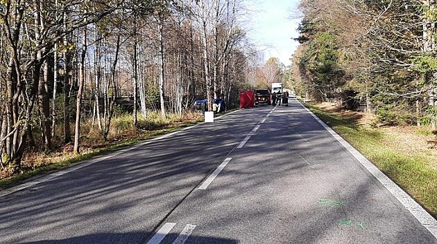 Nehoda se stala na v seku, kde vedle silnice vede i eleznin tra.
