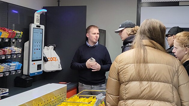 Studenti si p�i slavnostn�m otev�en� prohl�dli, jak prodejna funguje.