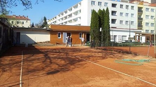 Tenisov� kurty Tesly Brno u ulic St�edn�, Rybn��ek a Sta�kova maj� podle pl�n� m�sta ustoupit nov� �kolce. Tenist� u� dostali z m�stsk�ho pozemku v�pov��, kter� se br�n� soudn� cestou.