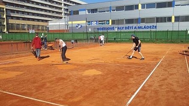 Tenisov� kurty Tesly Brno u ulic St�edn�, Rybn��ek a Sta�kova maj� podle pl�n� m�sta ustoupit nov� �kolce. Tenist� u� dostali z m�stsk�ho pozemku v�pov��, kter� se br�n� soudn� cestou.