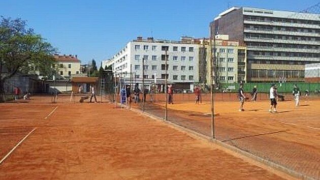 Tenisov� kurty Tesly Brno u ulic St�edn�, Rybn��ek a Sta�kova maj� podle pl�n� m�sta ustoupit nov� �kolce. Tenist� u� dostali z m�stsk�ho pozemku v�pov��, kter� se br�n� soudn� cestou.