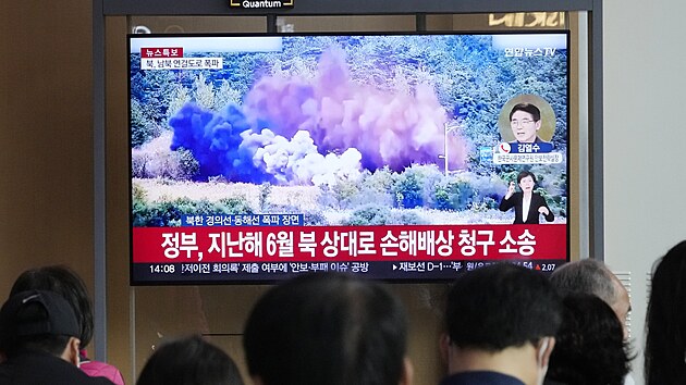 Televize informuje o tom, �e Severn� Korea vyhodila do pov�t�� ��sti severn� strany mezikorejsk�ch silnic. (15. ��jna 2024)