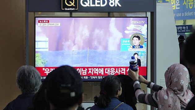 Televize informuje o tom, �e Severn� Korea vyhodila do pov�t�� ��sti severn� strany mezikorejsk�ch silnic. (15. ��jna 2024)