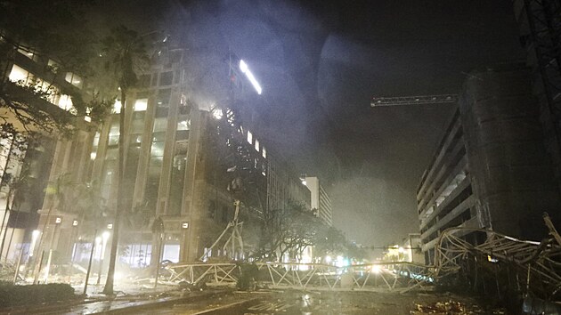 Na Florid ude�il hurik�n Milton. Kv�li siln�mu v�tru a de�ti spadl i je��b. (10. ��jna 2024)