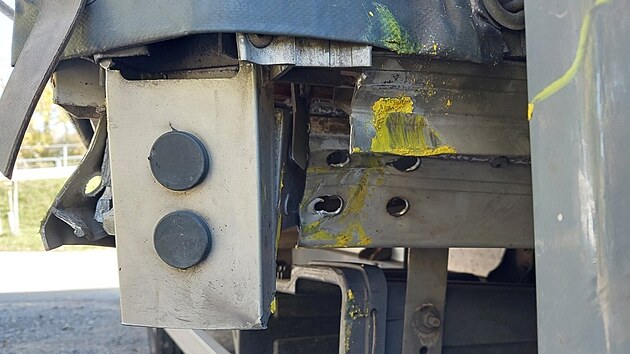 idi menho nkladnho auta nerespektoval dopravn znaen a uvzl v ocelovch zbranch ped rosickm mostem.