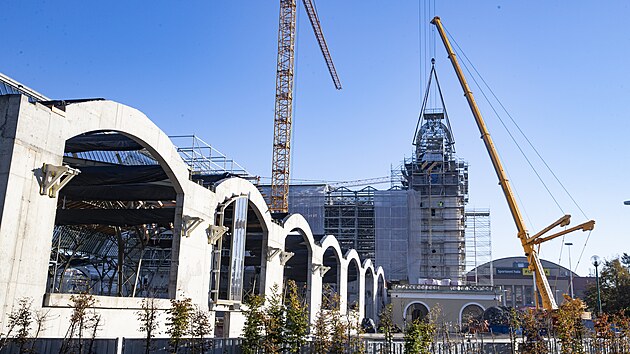 Na st�echu st�edn� ��sti Pr�myslov�ho pal�ce na V�stavi�ti v pra�sk�m Buben�i, kter� v roce 2008 vyho�ela, d�ln�ci vr�tili opravenou 26 tun t�kou konstrukci hodinov� v�e. (15. ��jna 2024)