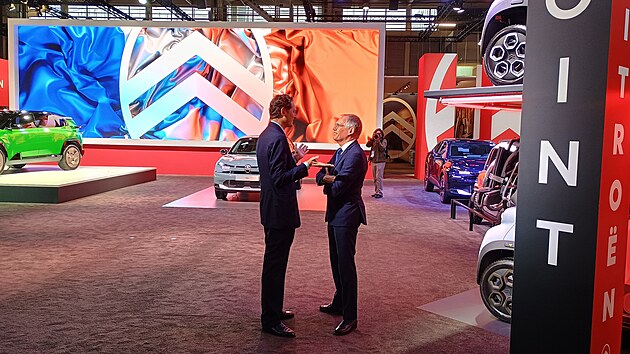 John Elkann, p�edseda p�edstavenstva koncernu Stellantis, vyhl�� spole�n� s Carlosem Tavaresem na autosalonu v Pa��i francouzsk�ho prezidenta Emmanuela Macrona.