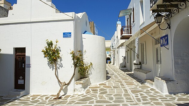 Paros nab�z� v kulis�ch klidu podobn� v�hledy jako Santorini.