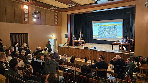 Zhruba stovka obyvatel Rajhradu p�i�la ve st�edu vpodve�er 16. ��jna 2024 na ve�ejn� projedn�n� pl�novan� vysokorychlostn� �eleznice z Brna do B�eclavi. Vad� jim hluk i vysok� protihlukov� st�na, kter� jim zast�n� v�hled na z�pad slunce.