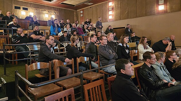 Zhruba stovka obyvatel Rajhradu p�i�la ve st�edu vpodve�er 16. ��jna 2024 na ve�ejn� projedn�n� pl�novan� vysokorychlostn� �eleznice z Brna do B�eclavi. Vad� jim hluk i vysok� protihlukov� st�na, kter� jim zast�n� v�hled na z�pad slunce.