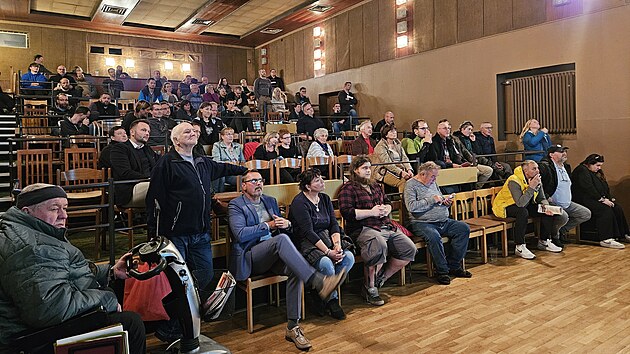 Zhruba stovka obyvatel Rajhradu p�i�la ve st�edu vpodve�er 16. ��jna 2024 na ve�ejn� projedn�n� pl�novan� vysokorychlostn� �eleznice z Brna do B�eclavi. Vad� jim hluk i vysok� protihlukov� st�na, kter� jim zast�n� v�hled na z�pad slunce.