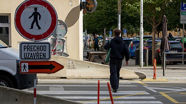 Pěší neodradily ani betonové zátarasy, zrušený přechod využívají dál -  iDNES.cz